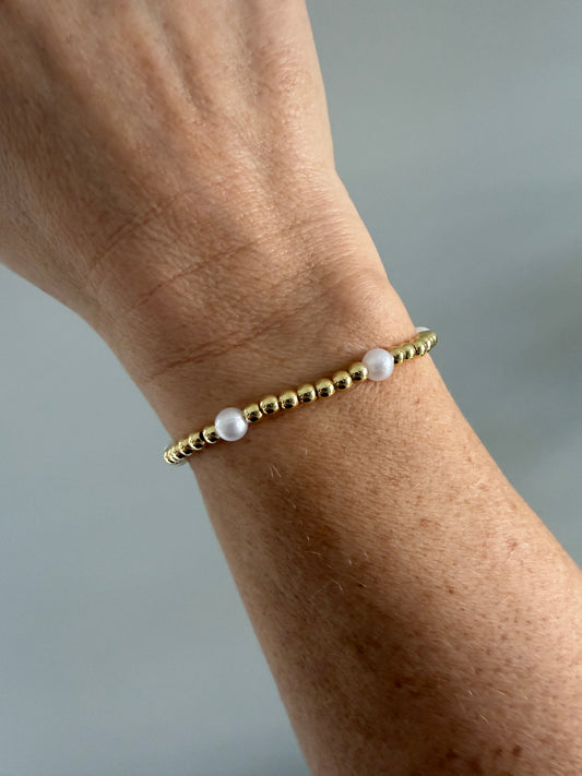 Handmade 18K gold-filled bracelet featuring 4mm beads and pearl accents