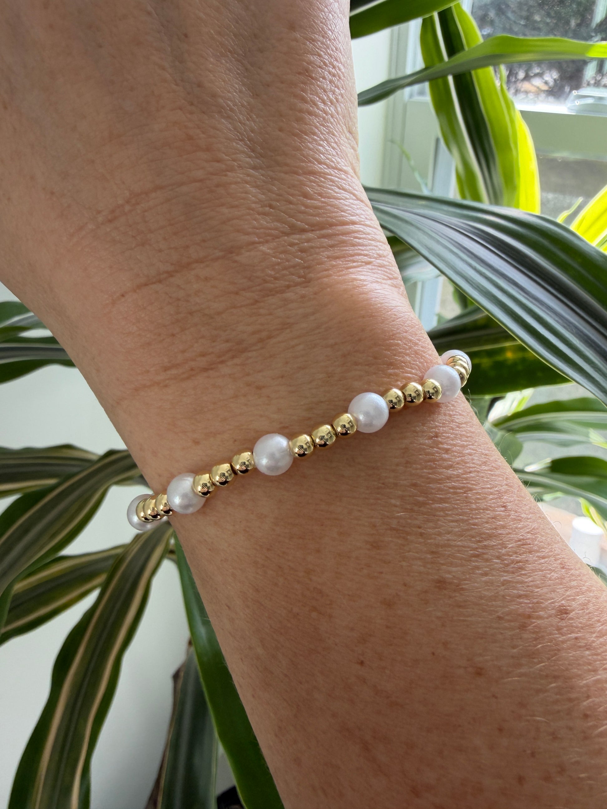 Minimalist 18K gold-filled 4mm beaded bracelet with pearls for everyday wear