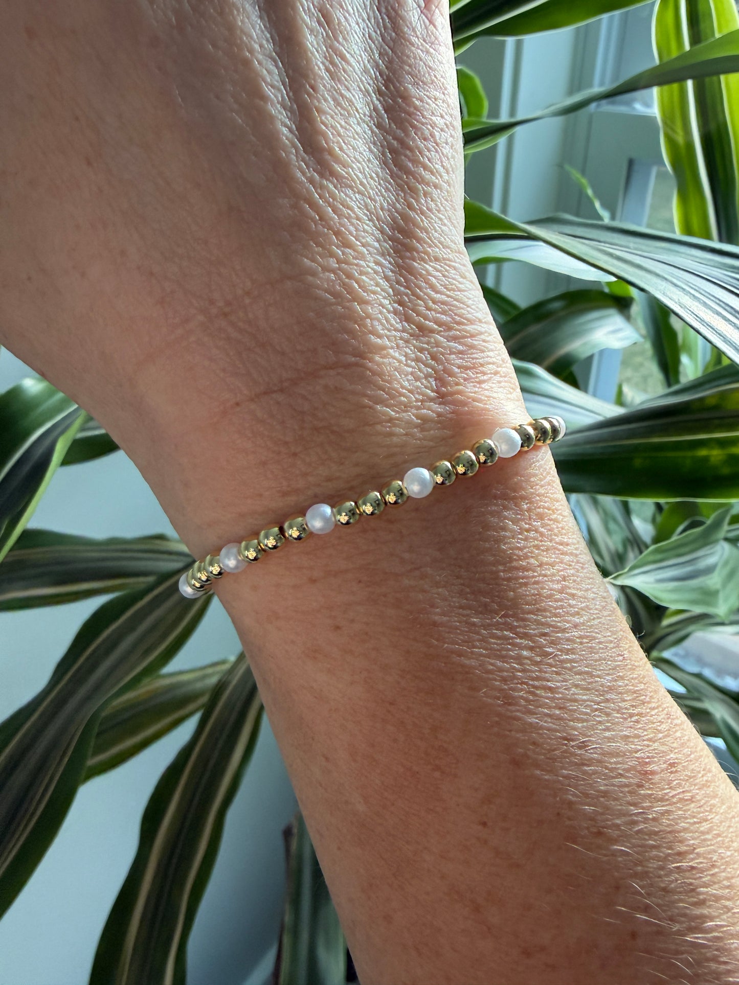 Handmade 18K gold-filled bracelet featuring 4mm beads and pearls